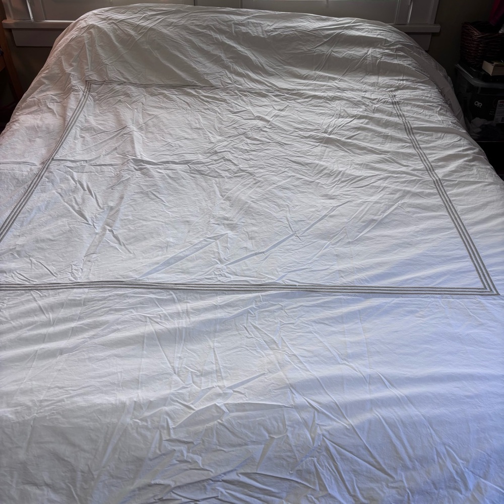 Pottery Barn Queen White traditional organic percale duvet cover